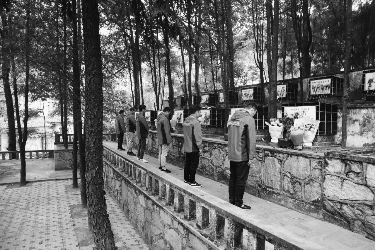 扫墓现场2.jpg 扫墓现场2.jpg