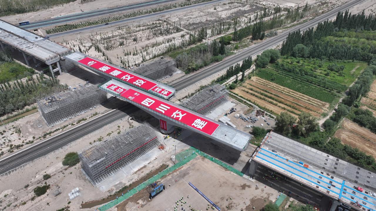 新疆最大跨度双幅同步转体公路桥实现精准转体